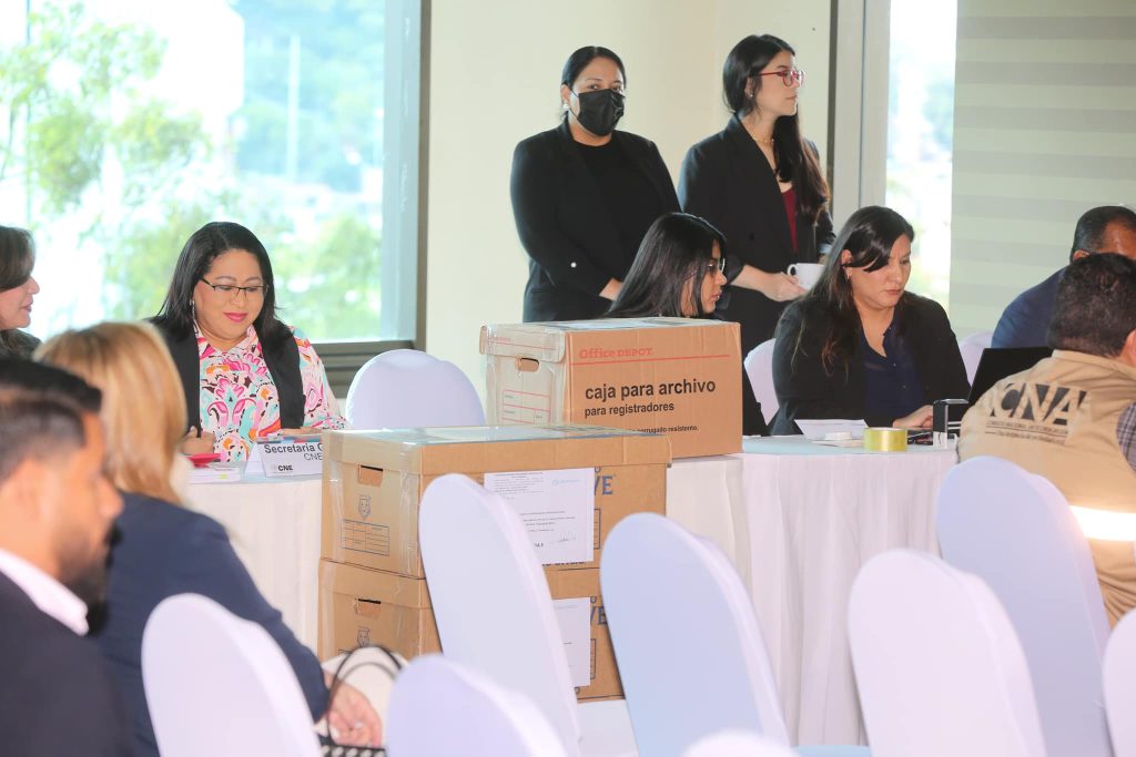 Acusan a Manuel Zelaya de estar vinculado al CNE por fraude electoral en Honduras